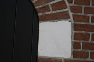 De witte vlakken bij deuren
