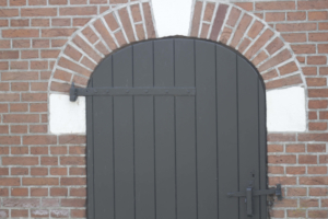 De mooie lage toogdeuren